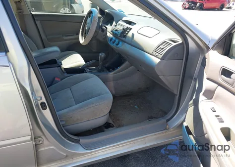 2004 Toyota Camry Le z USA, uszkodzony, nr VIN 4T1BE32K04U319290